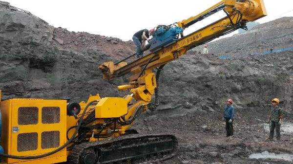 福田220钻机履带制动轮和动力头工地同时维修